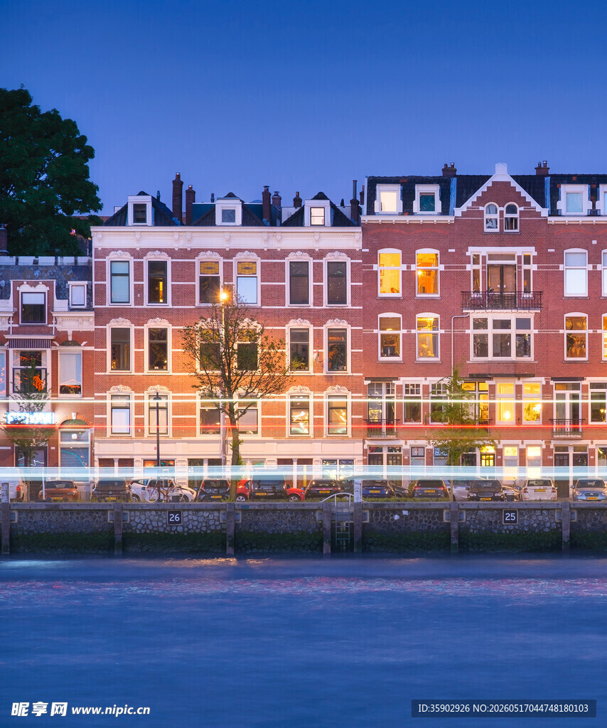 河畔夜景中的欧式建筑
