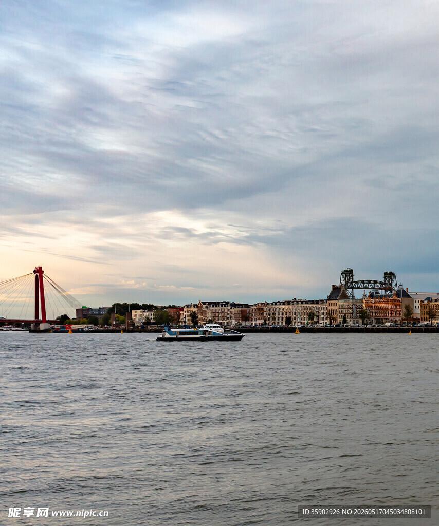 河畔城市风光