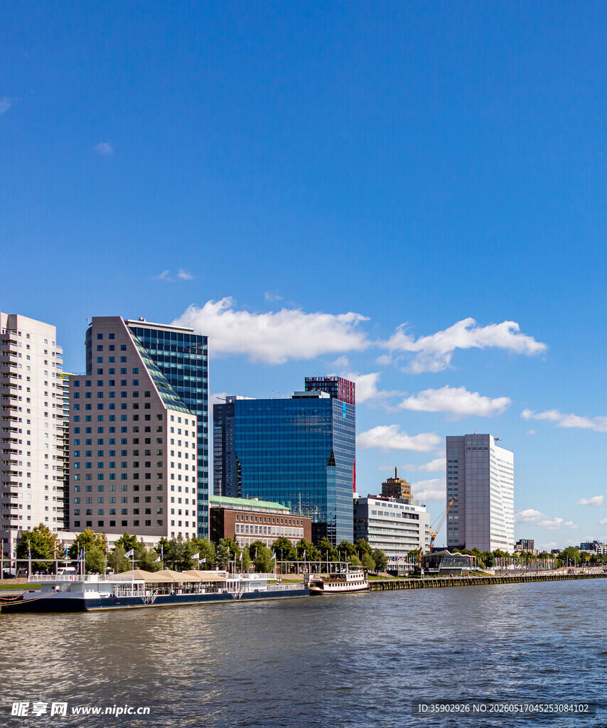 河畔都市高楼景观