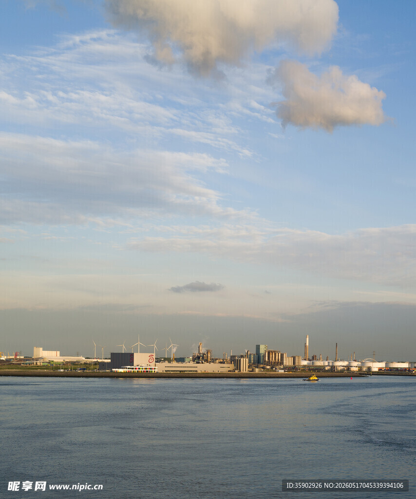 河畔城市天际线与蓝天