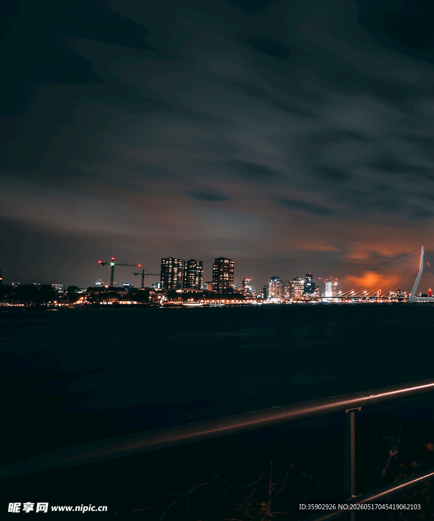 夜幕下的城市灯火景观