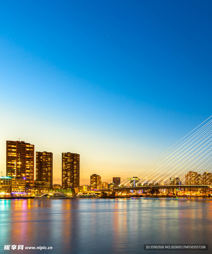 城市河畔绚丽夜景