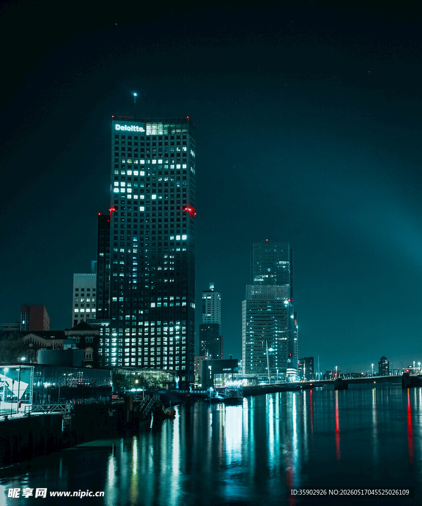 城市夜景下的璀璨高楼