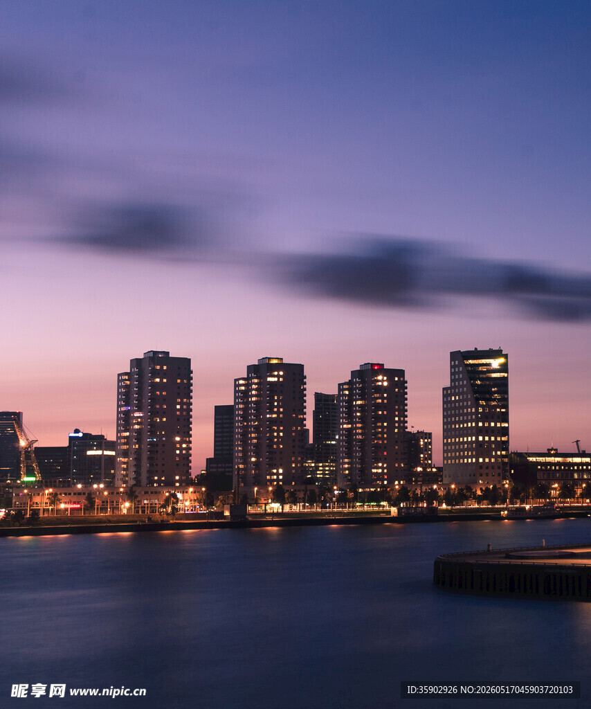 城市河畔黄昏天际线美景