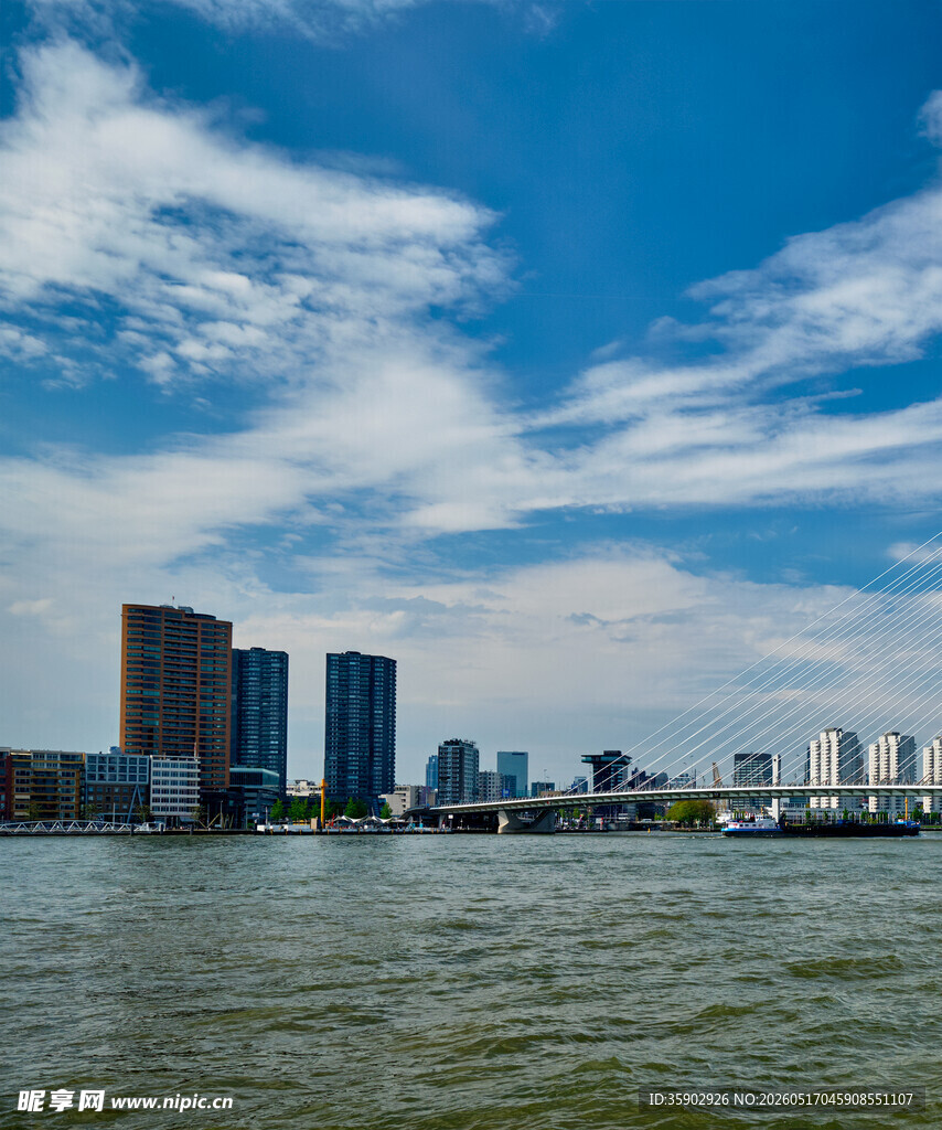 河畔城市风光