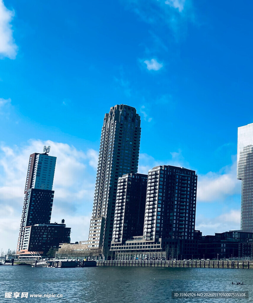 城市河畔的摩天大楼景观