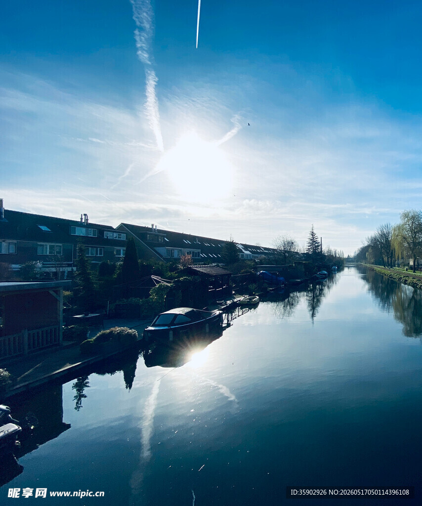 河畔阳光美景