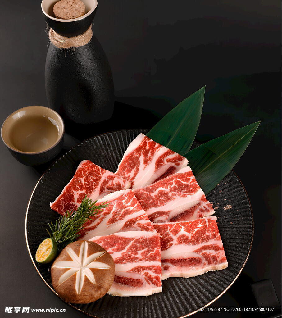 日式摆盘的鲜嫩肥牛肉片