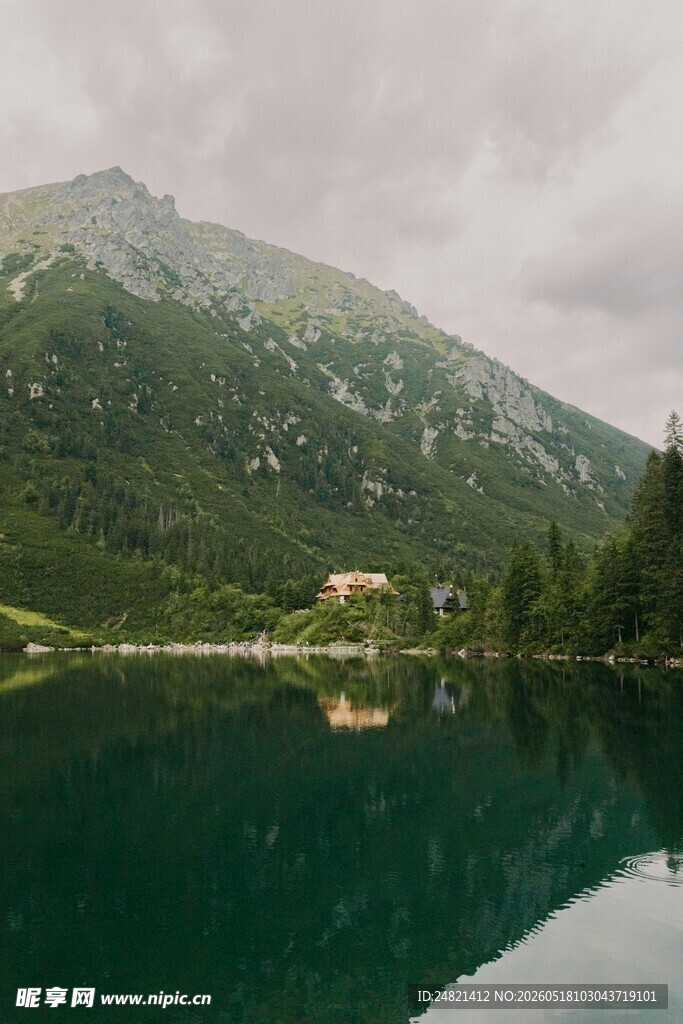 山间静湖