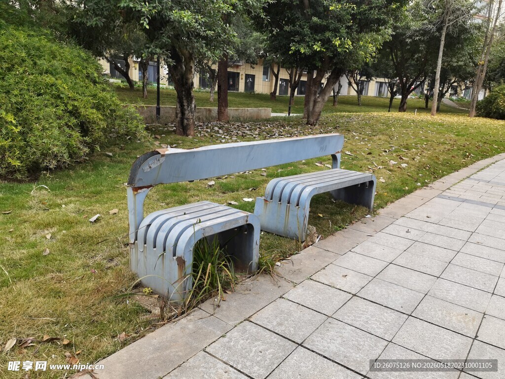 户外金属长椅自然景致