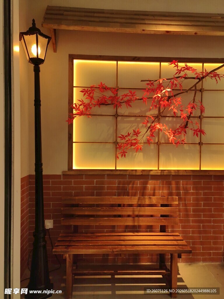 中式庭院木质长椅与壁灯