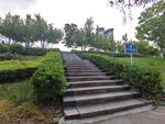 公园中蜿蜒的石阶步道