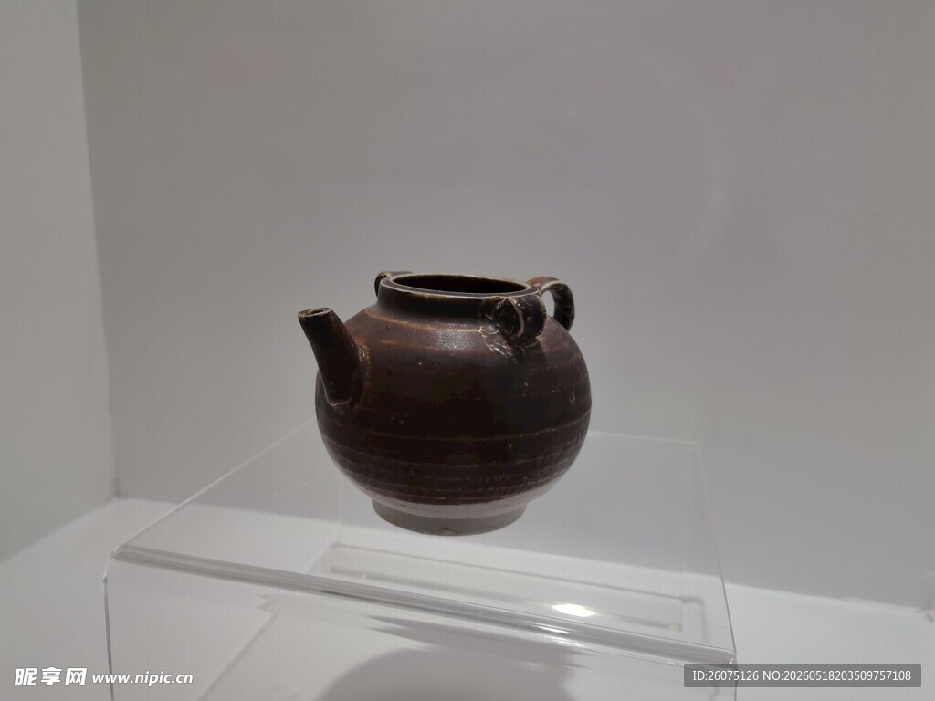 古代陶制双柄罐展示