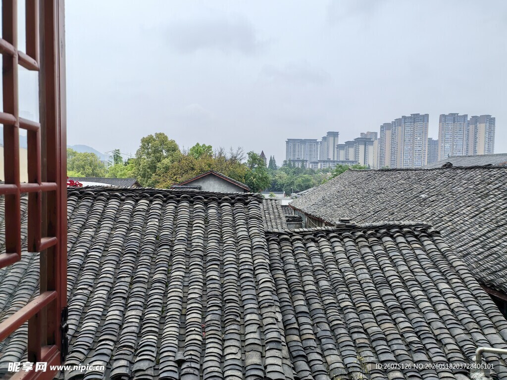 古屋顶畔望现代城市景观