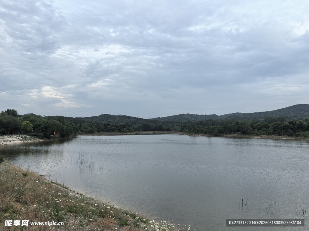 宁静湖畔风光