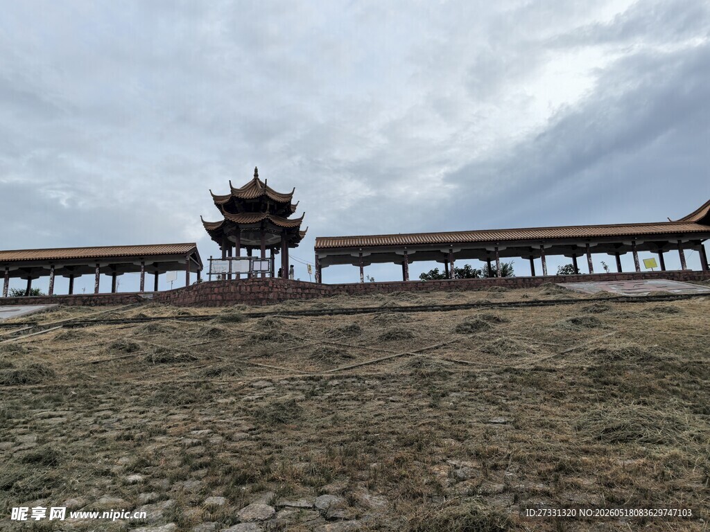 草原上的宏伟古建筑