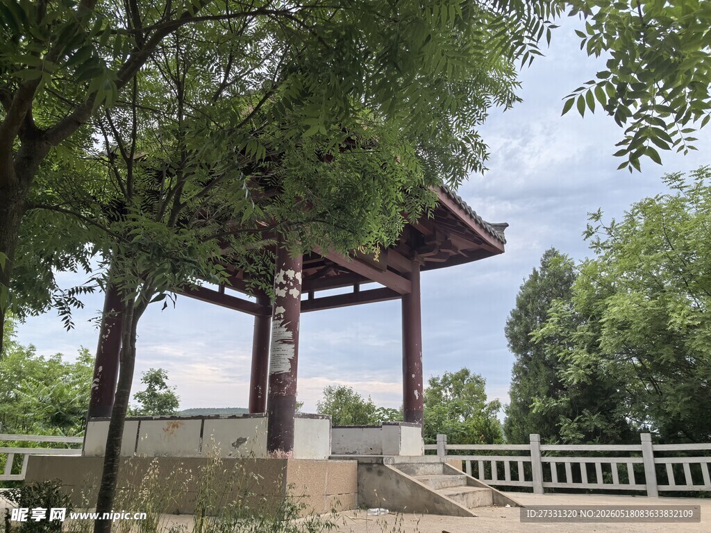 林中凉亭