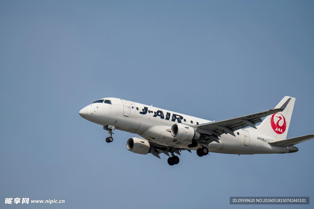 日本航空公司飞机翱翔蓝天