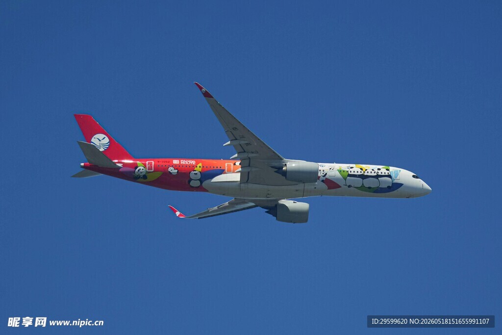 空中飞行的红色客机