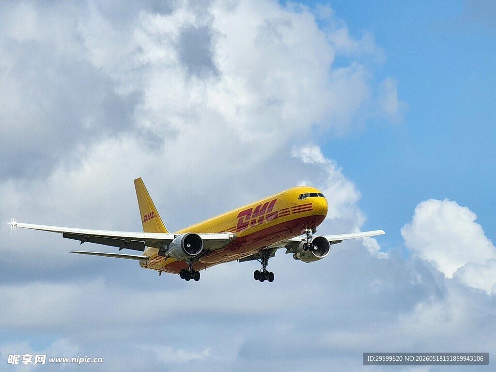 DHL货机翱翔蓝天
