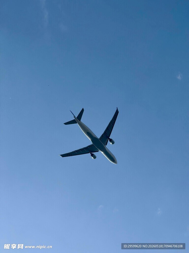 蓝天中翱翔的飞机