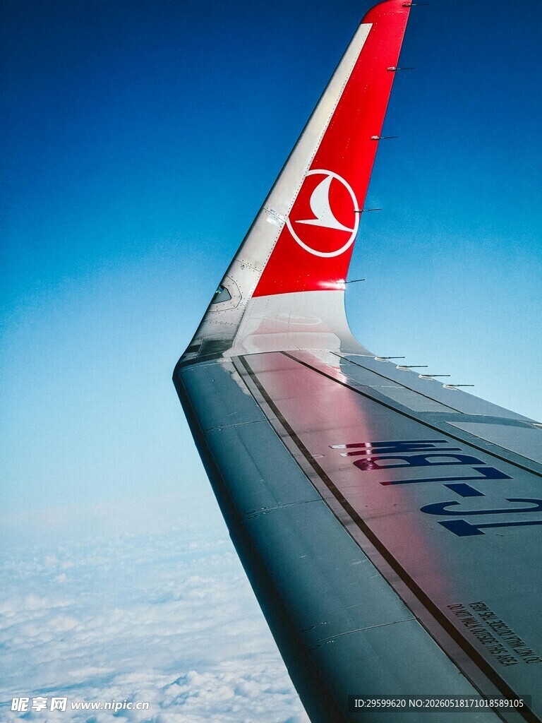 飞机机翼上的高空美景