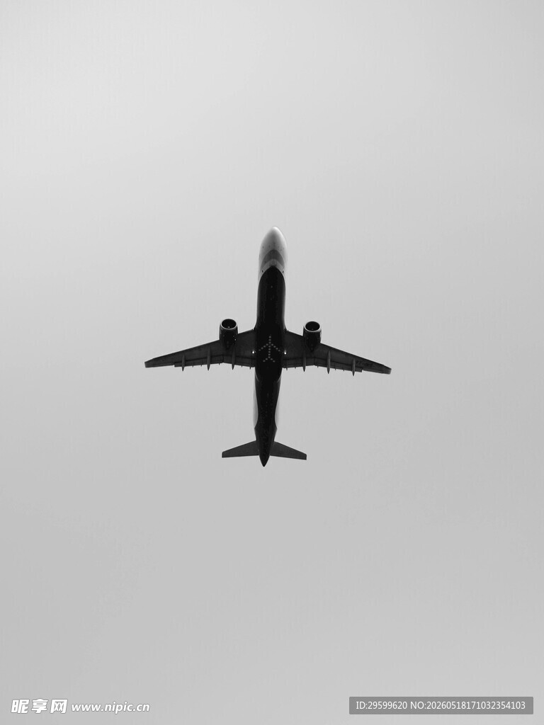空中飞行的飞机剪影