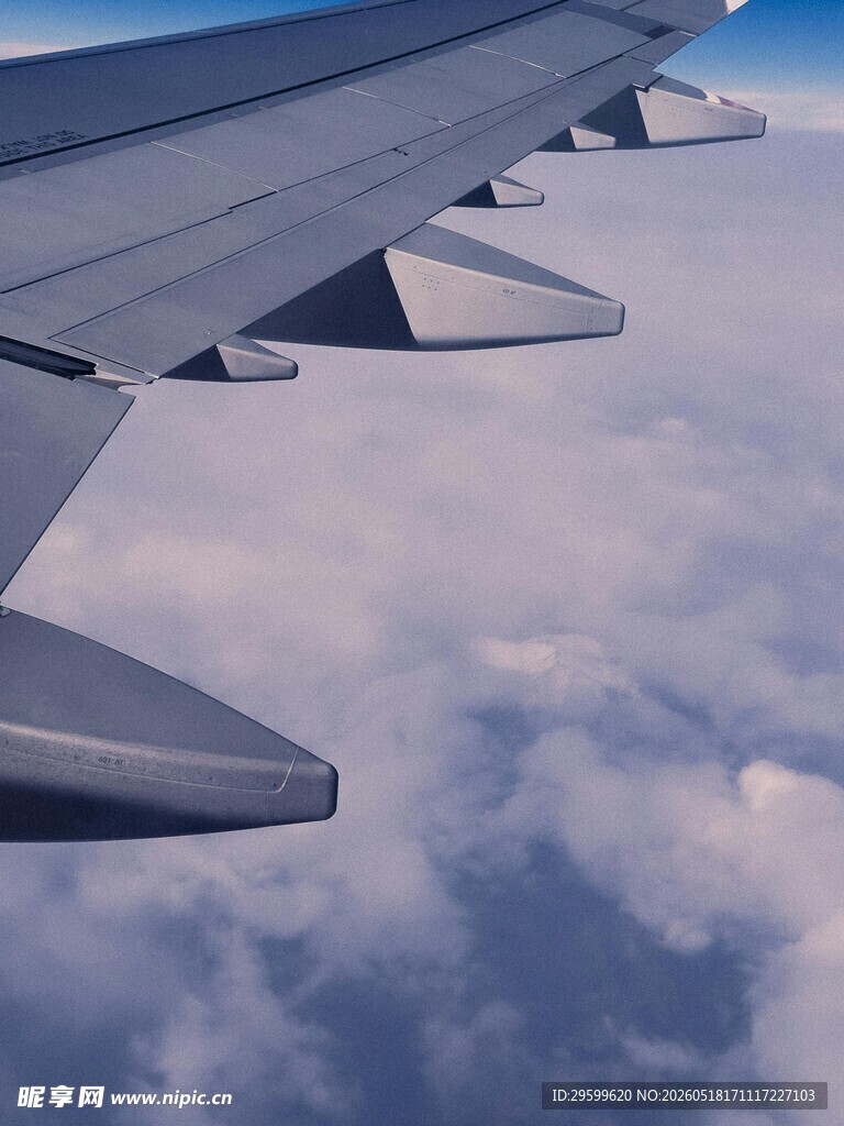 飞机机翼翱翔于云海之上