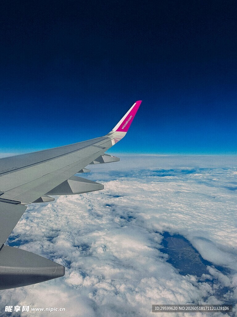 飞机机翼上的云端美景