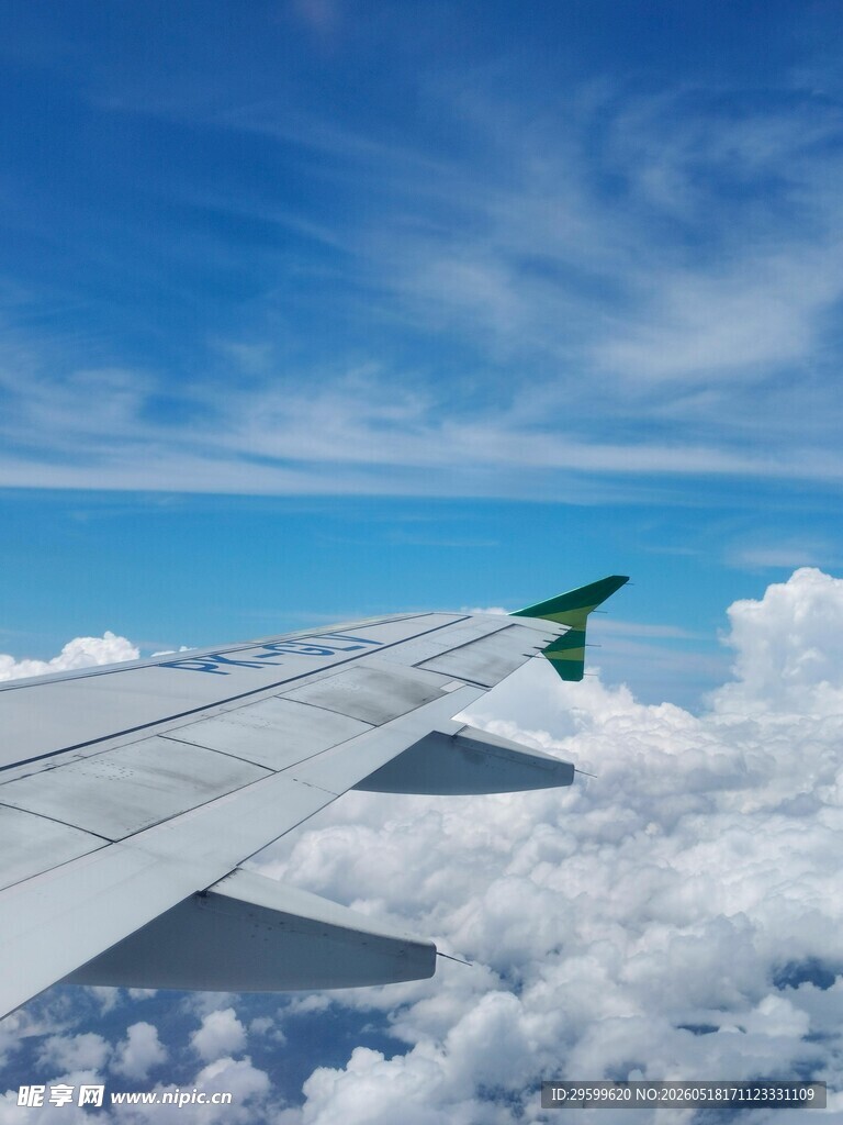 飞机翱翔于蓝天白云间