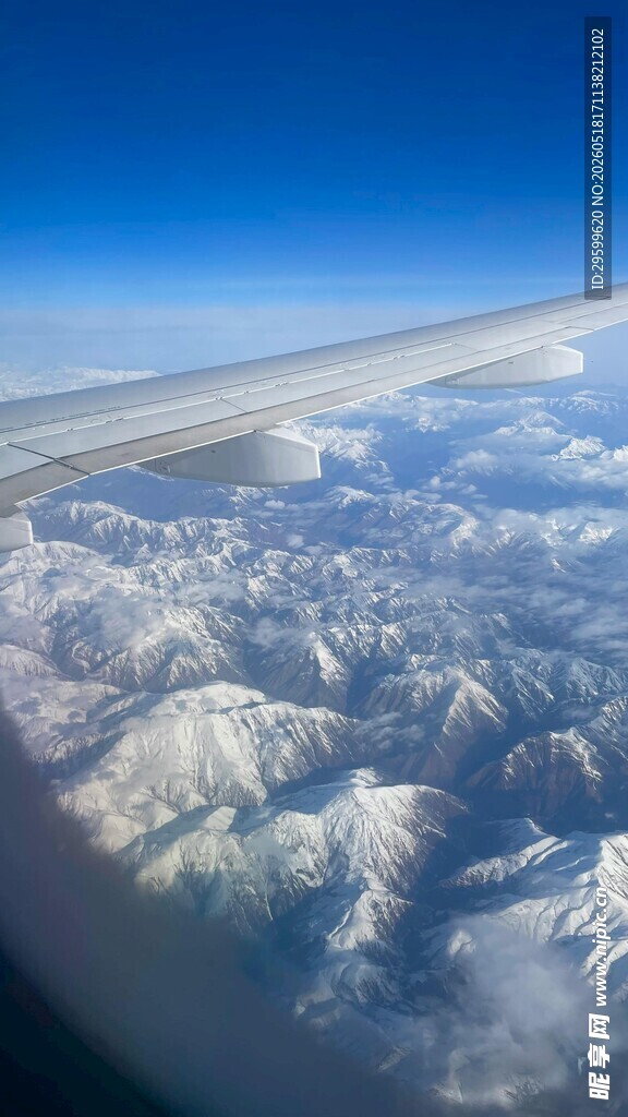 机窗外的壮丽雪山景观