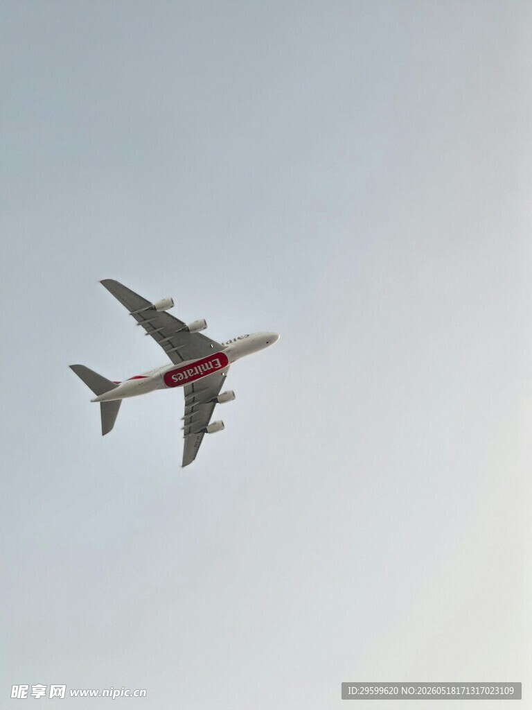 空中飞行的大型客机