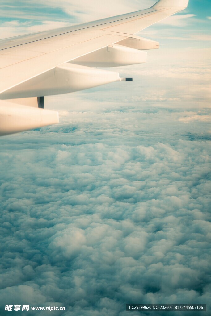 高空俯瞰云端的飞机