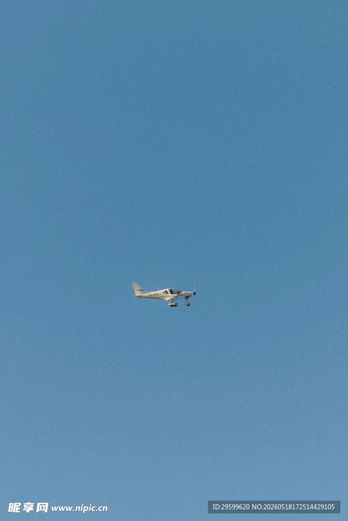 空中飞行的小型飞机