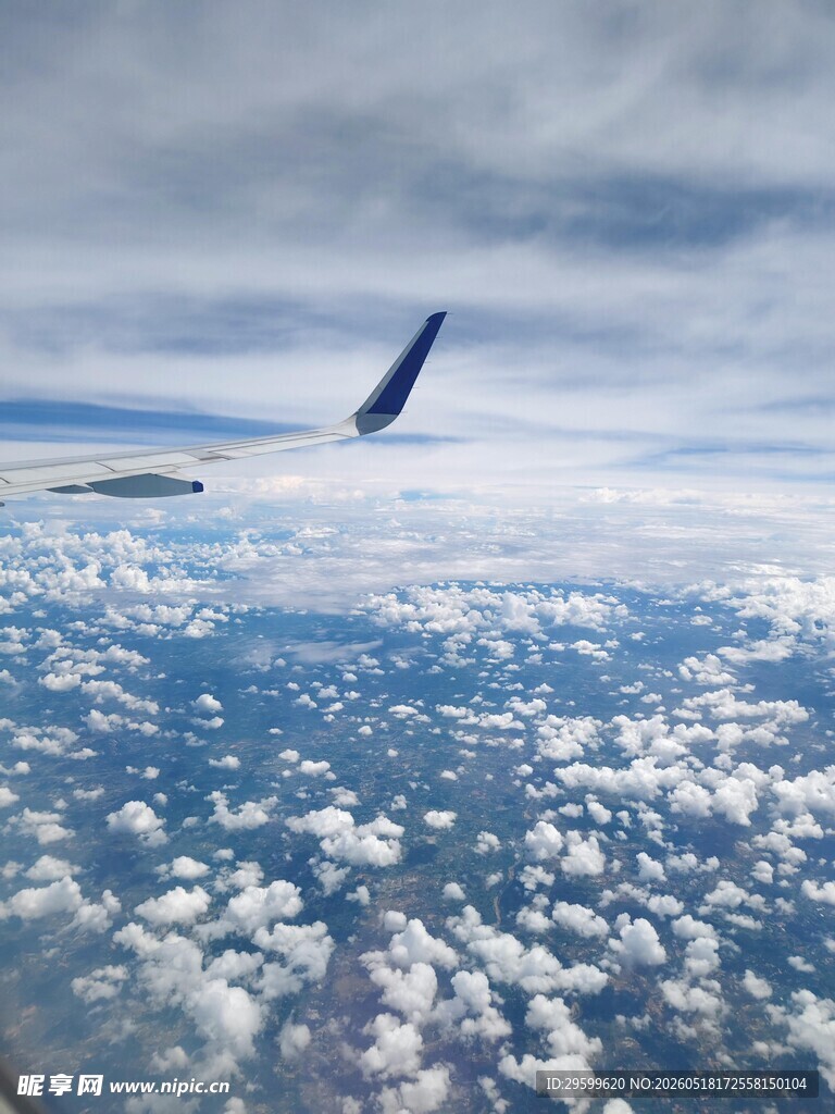 高空视角下的飞机与云海