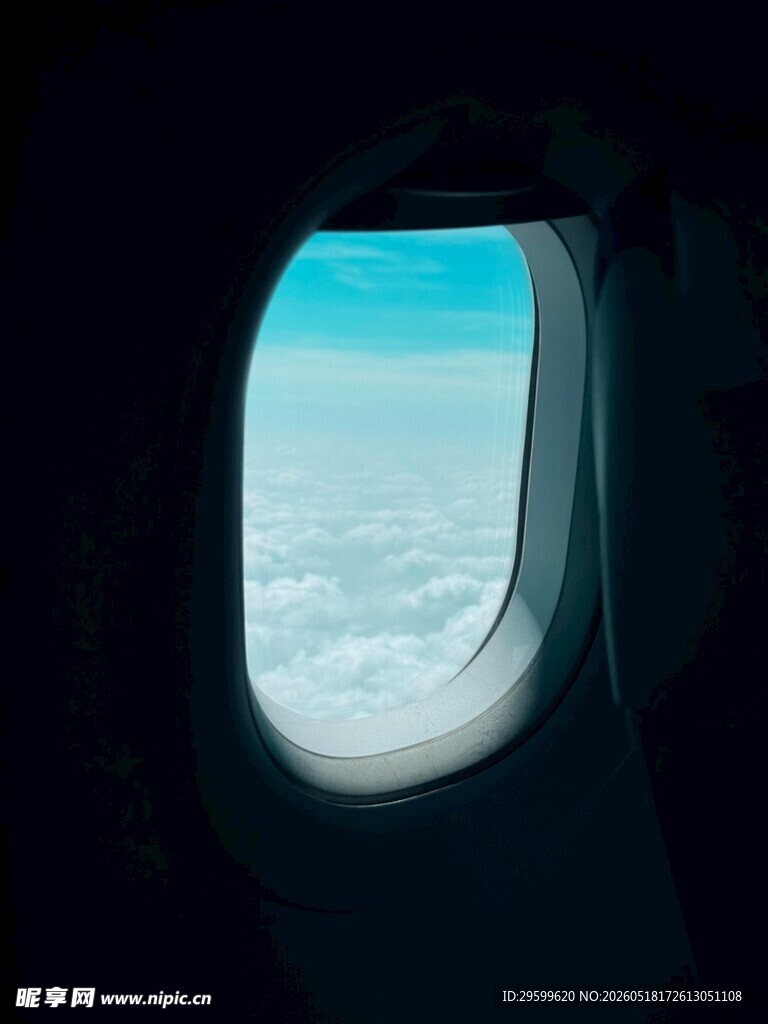 飞机舷窗望云海美景