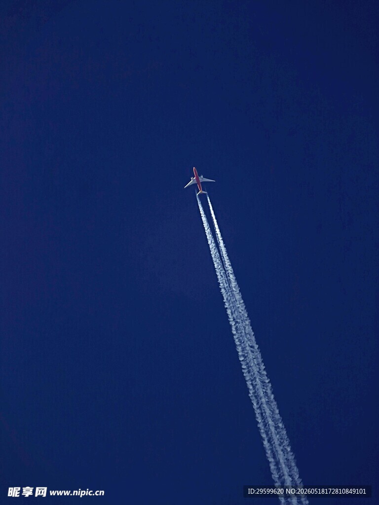 夜空中飞行的喷气式飞机