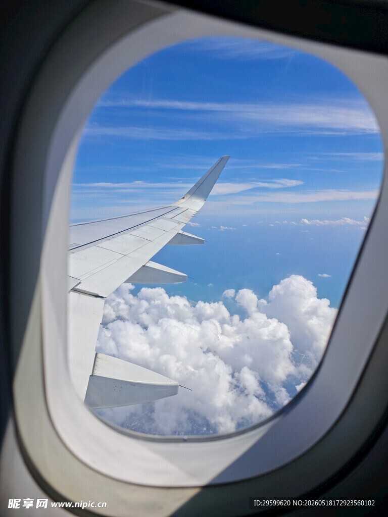 飞机舷窗视角的云端美景