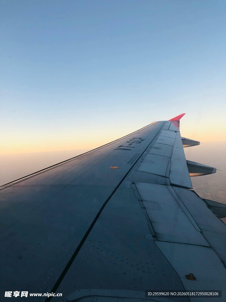 飞机机翼上的美丽天际