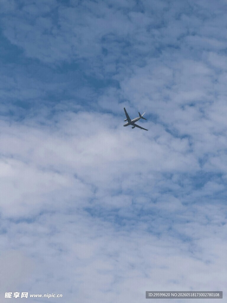 蓝天中翱翔的飞机
