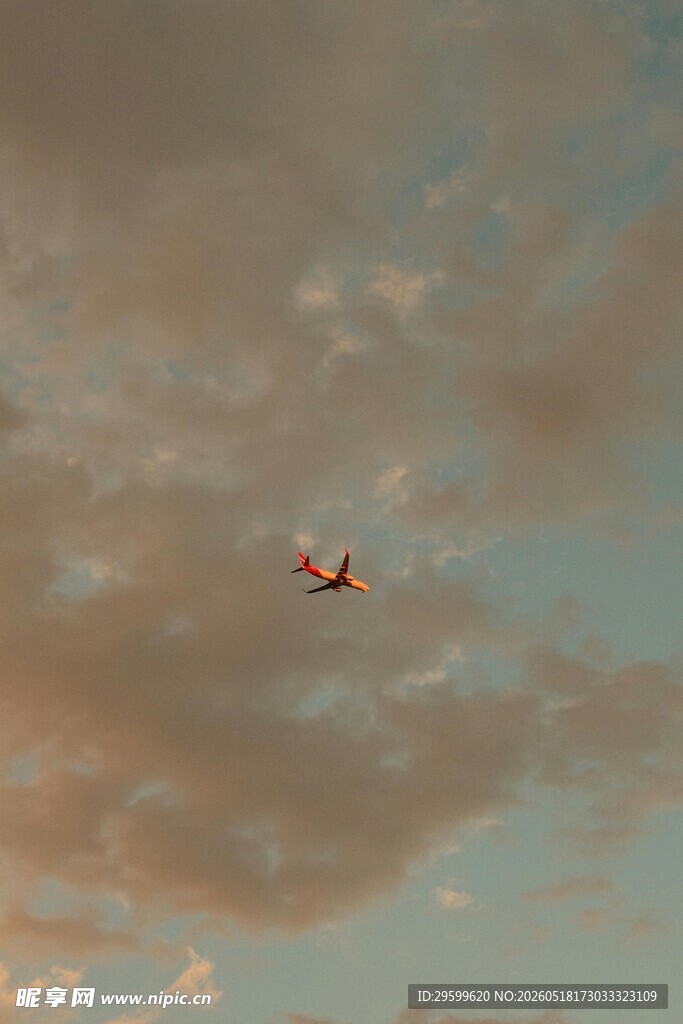 天空中飞翔的一架飞机