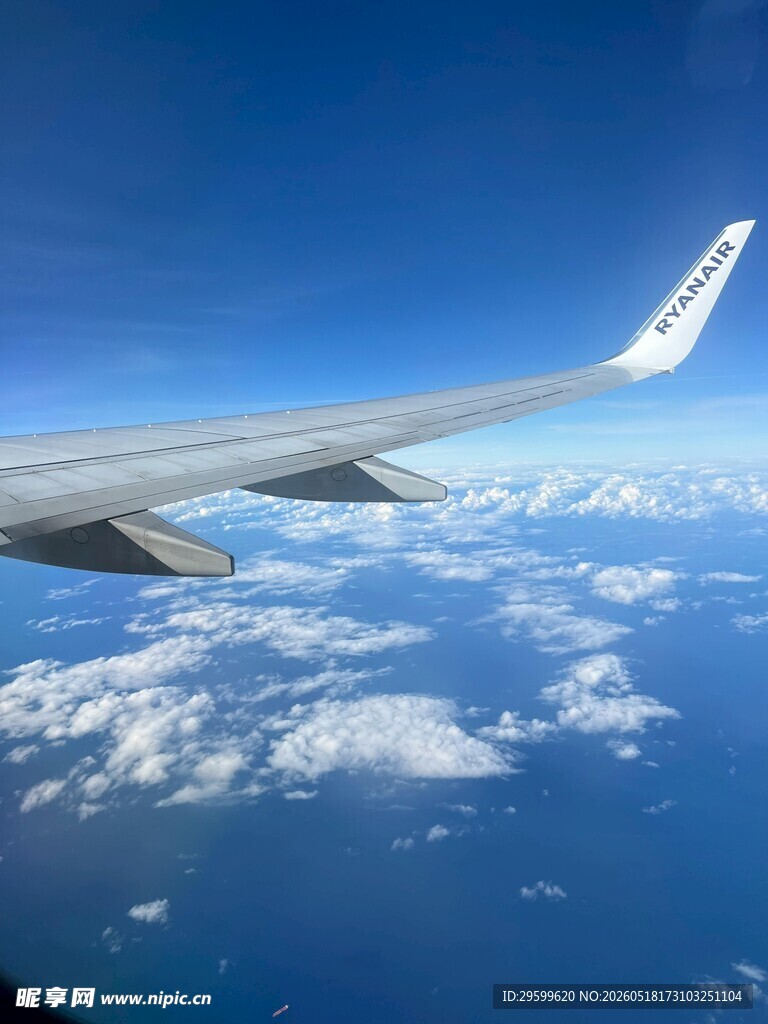 飞机机翼俯瞰云海美景