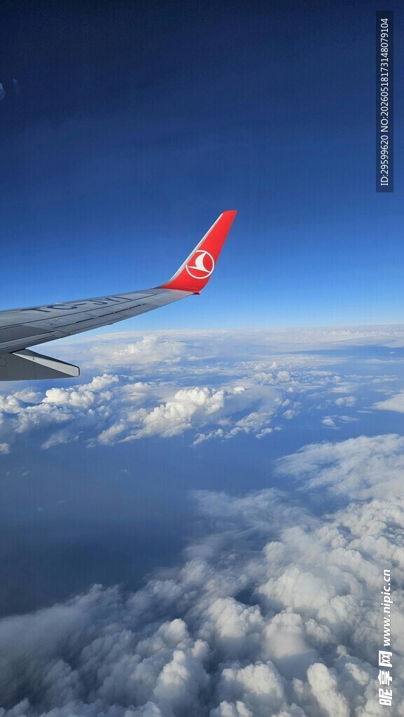 高空机翼下的云海美景