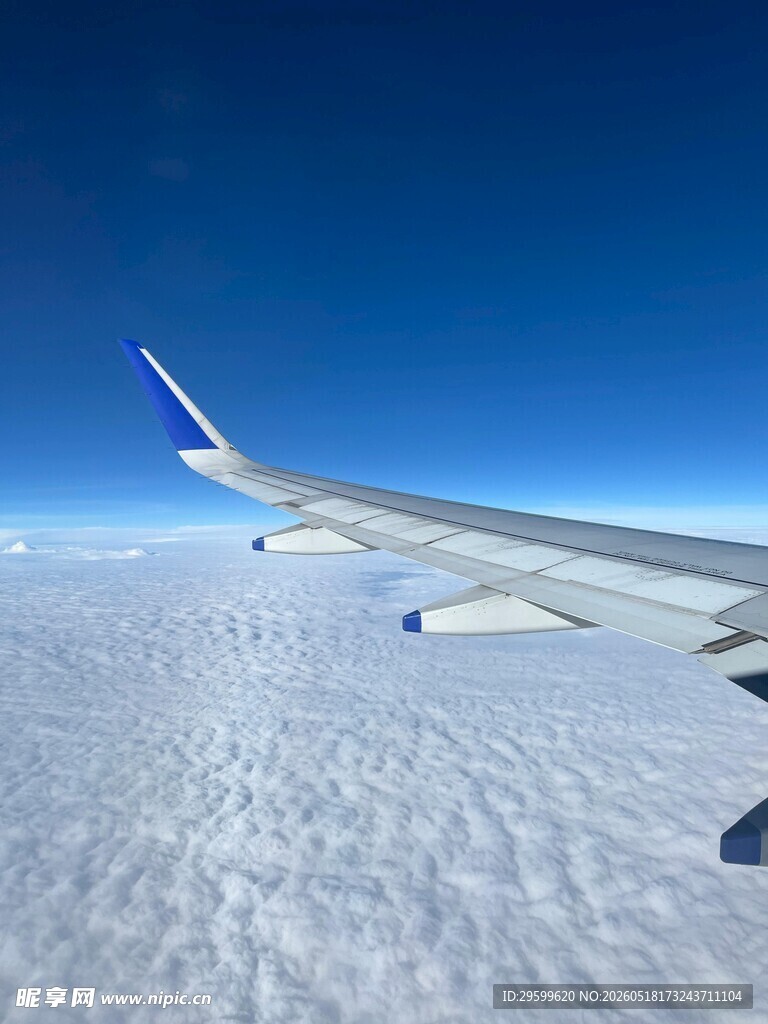 高空视角下的飞机机翼