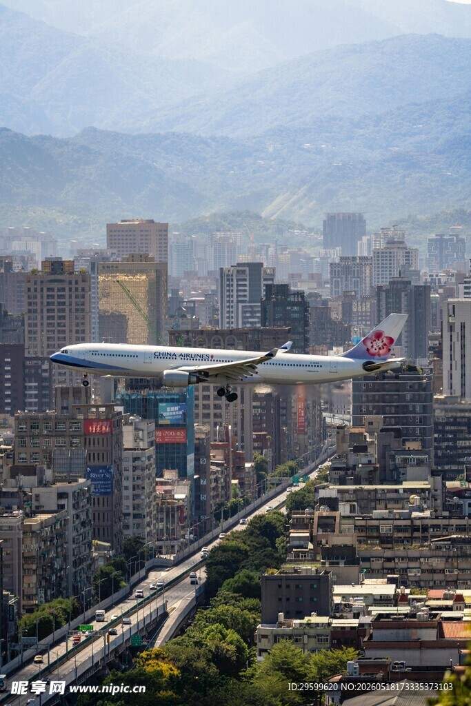 未来城市空中交通景象