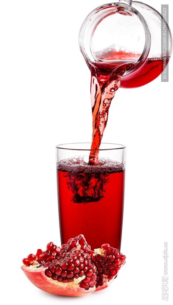 石榴汁正倒入玻璃杯
