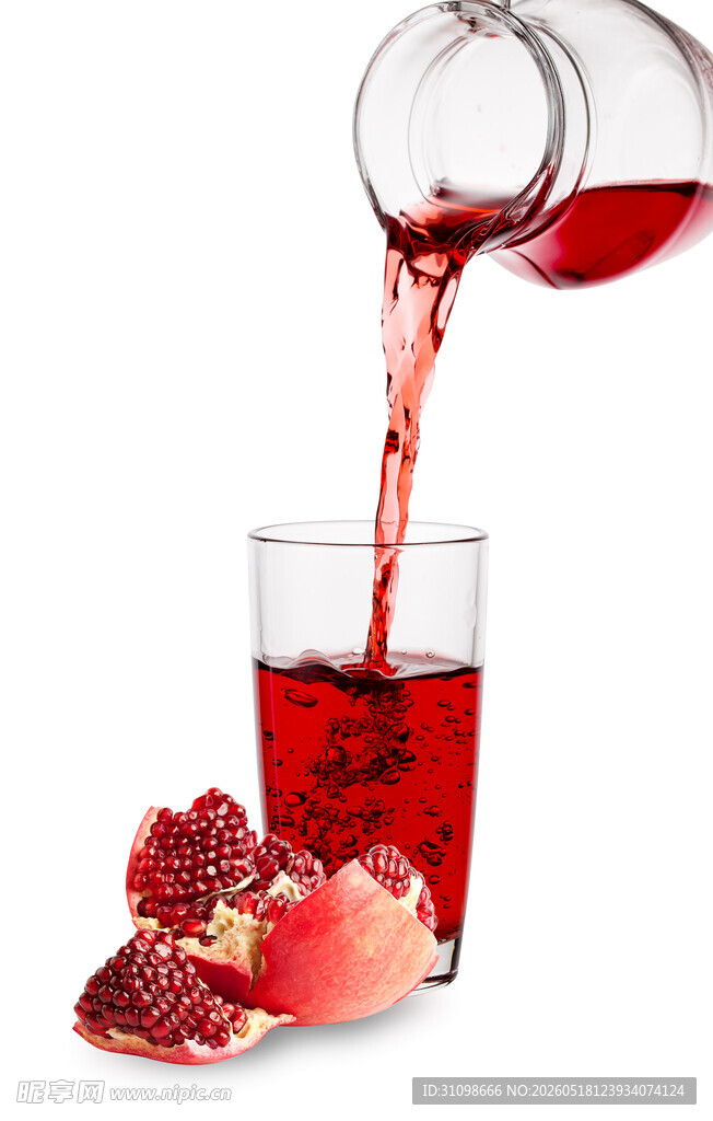 鲜榨石榴汁倒入玻璃杯