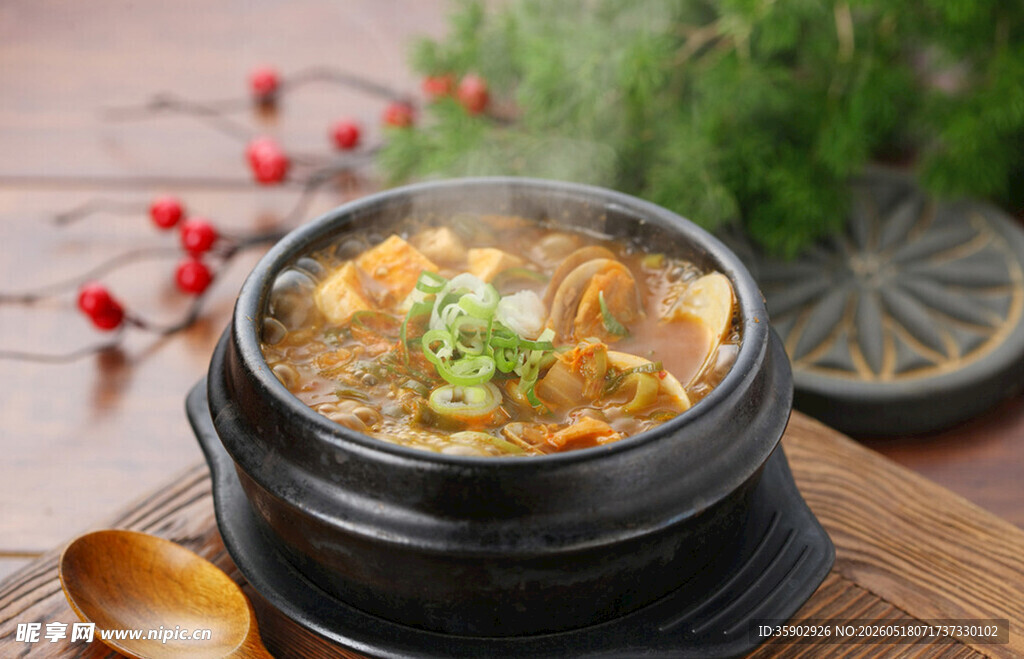 韩式辣炖锅热气腾腾美味