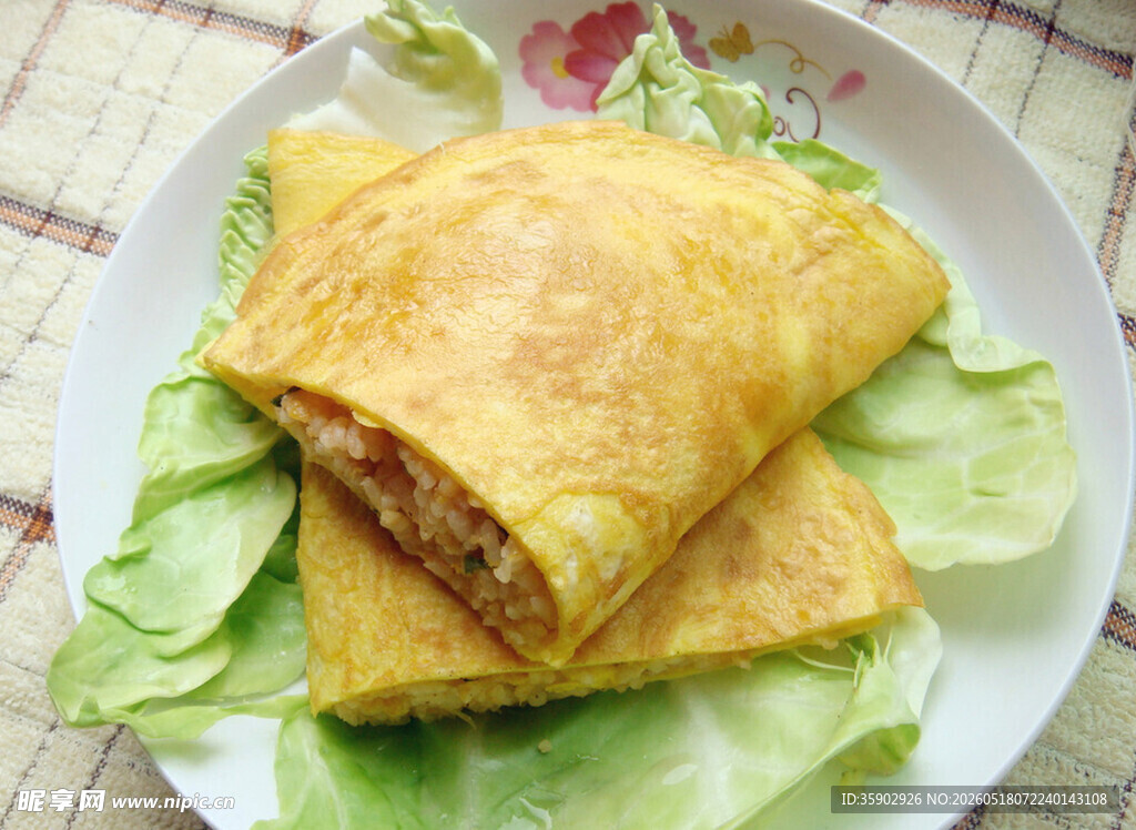 美味煎饼卷置于生菜之上