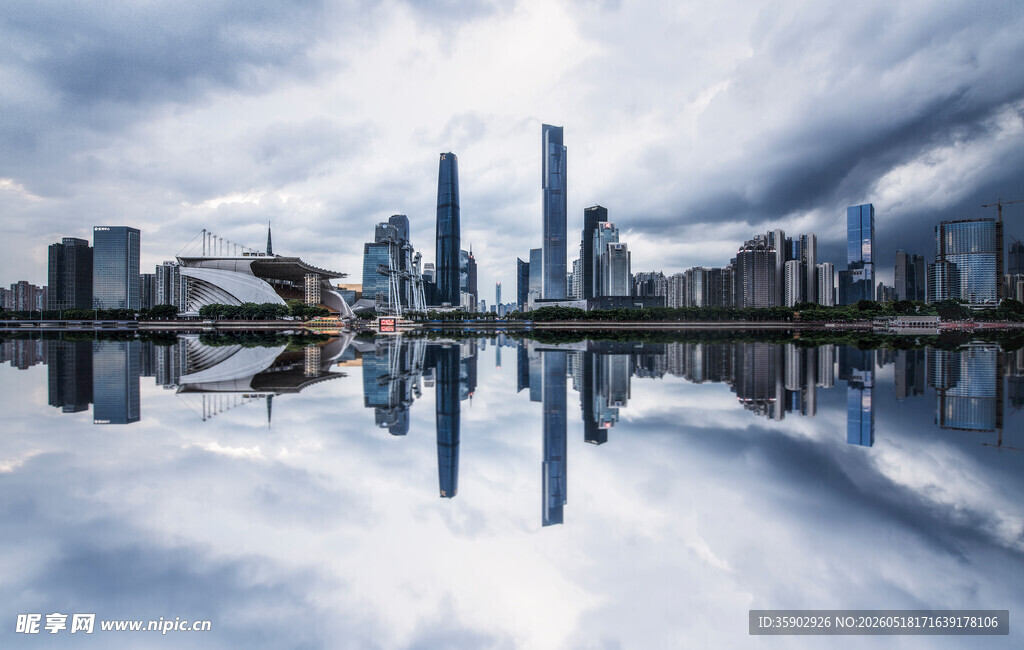 城市天际线与水面倒影景观